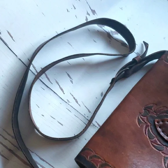 Vintage embosed floral brown crossbody bag - Picture 4 of 8